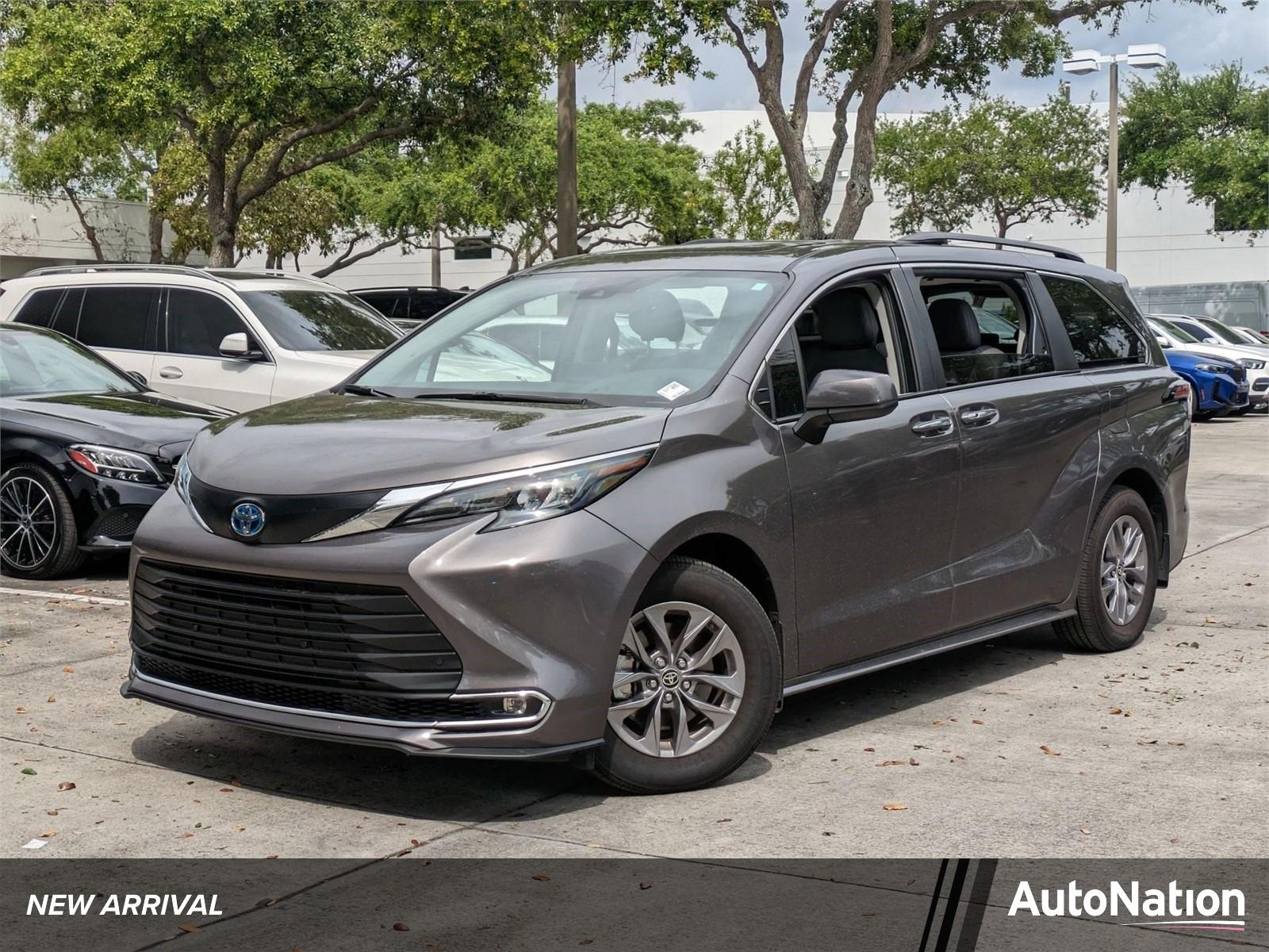 2024 Toyota Sienna Vehicle Photo in Coconut Creek, FL 33073