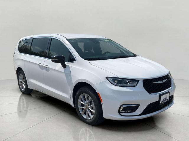 2025 Chrysler Pacifica Vehicle Photo in Kaukauna, WI 54130