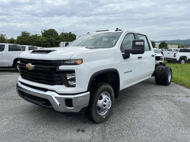 2024 Chevrolet Silverado 3500 HD Chassis Cab Vehicle Photo in ALCOA, TN 37701-3235