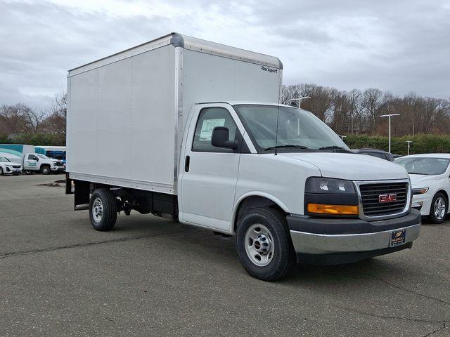 2025 GMC Savana Cutaway 3500 Vehicle Photo in DANBURY, CT 06810-5034