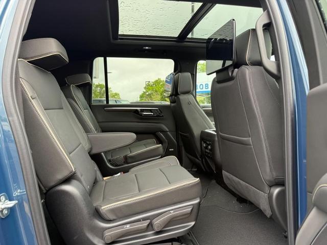 2025 Chevrolet Suburban Vehicle Photo in COLUMBIA, MO 65203-3903