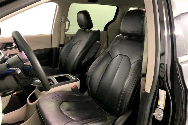 2022 Chrysler Pacifica Vehicle Photo in KANSAS CITY, MO 64114-4502