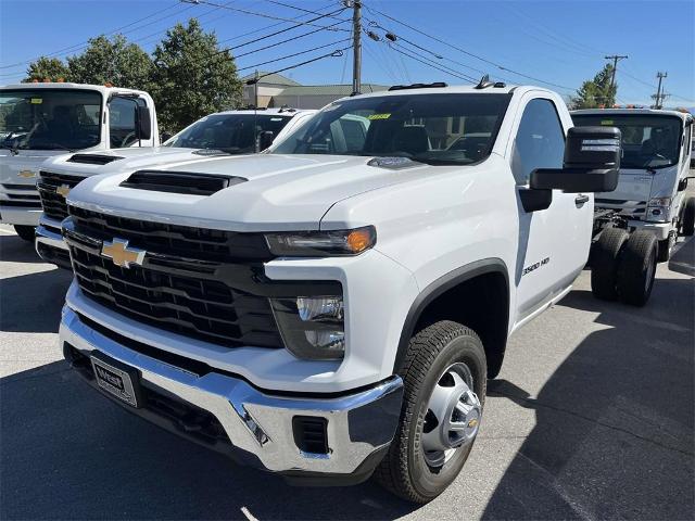 2024 Chevrolet Silverado 3500 HD Chassis Cab Vehicle Photo in ALCOA, TN 37701-3235