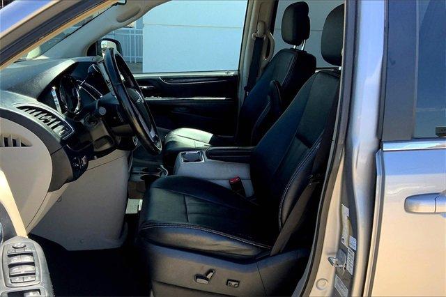 2016 Chrysler Town & Country Vehicle Photo in TOPEKA, KS 66609-0000