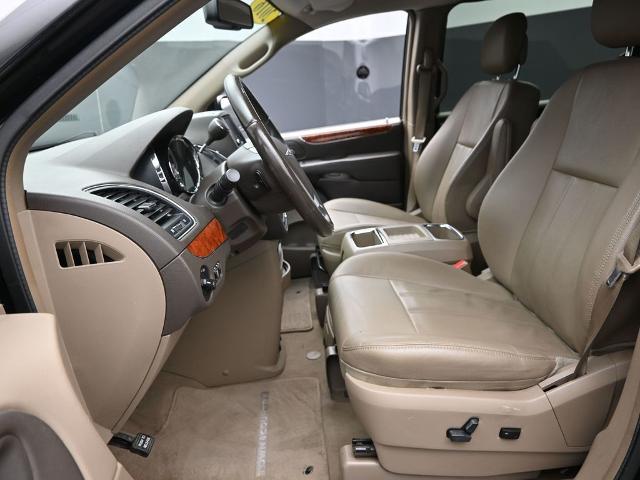 2016 Chrysler Town & Country Vehicle Photo in Cedar Rapids, IA 52402