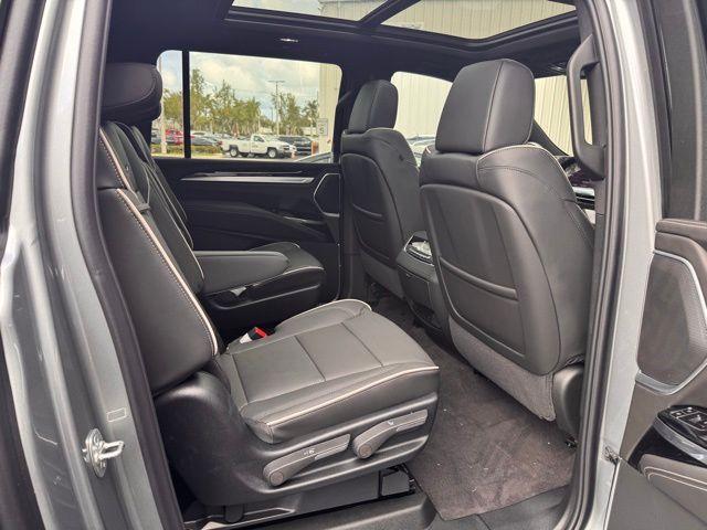 2025 Cadillac Escalade ESV Vehicle Photo in DELRAY BEACH, FL 33483-3294