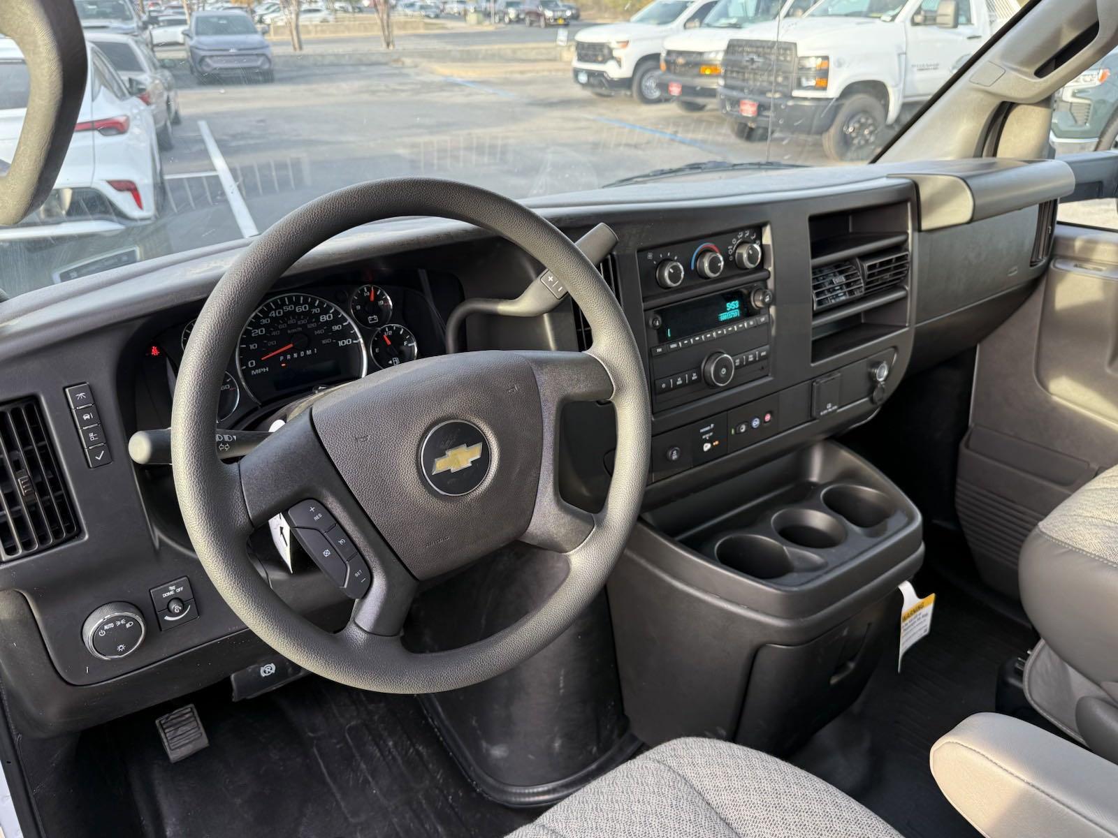 2024 Chevrolet Express Cutaway 3500 Vehicle Photo in GEORGETOWN, TX 78626-7508
