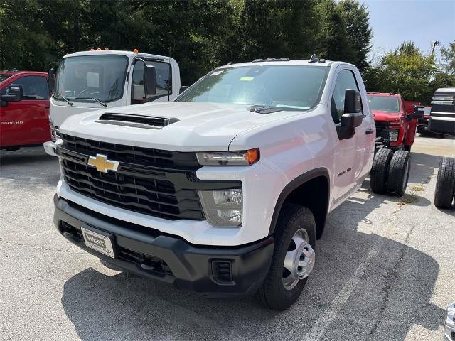 2024 Chevrolet Silverado 3500 HD Chassis Cab Vehicle Photo in ALCOA, TN 37701-3235