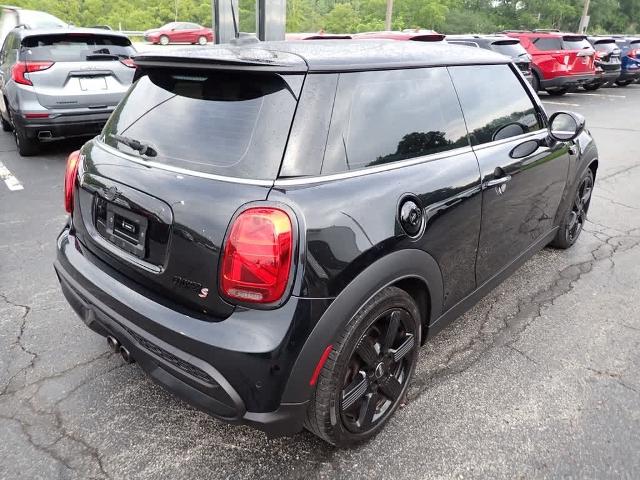 2024 MINI Cooper S Hardtop 2 Door Vehicle Photo in ZELIENOPLE, PA 16063-2910
