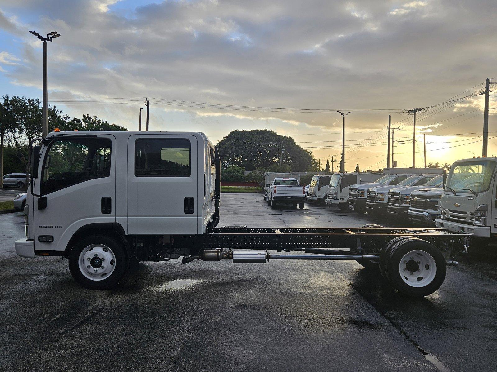 2024 Chevrolet Low Cab Forward 4500 Vehicle Photo in GREENACRES, FL 33463-3207