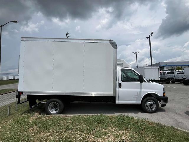 2024 Chevrolet Express Cutaway 4500 Vehicle Photo in ALCOA, TN 37701-3235