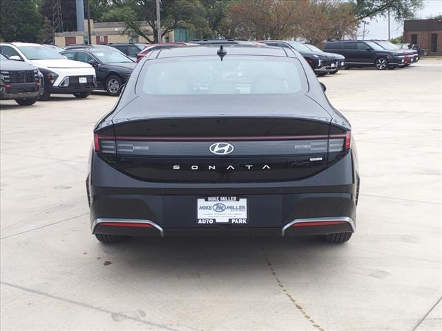 2024 Hyundai SONATA Hybrid Vehicle Photo in Peoria, IL 61615