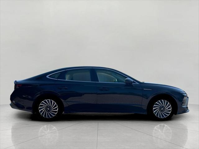 2025 Hyundai SONATA Hybrid Vehicle Photo in Green Bay, WI 54304