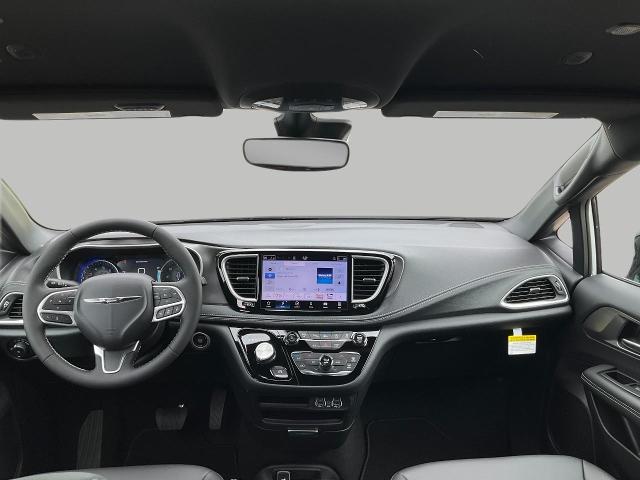 2025 Chrysler Pacifica Vehicle Photo in Kaukauna, WI 54130