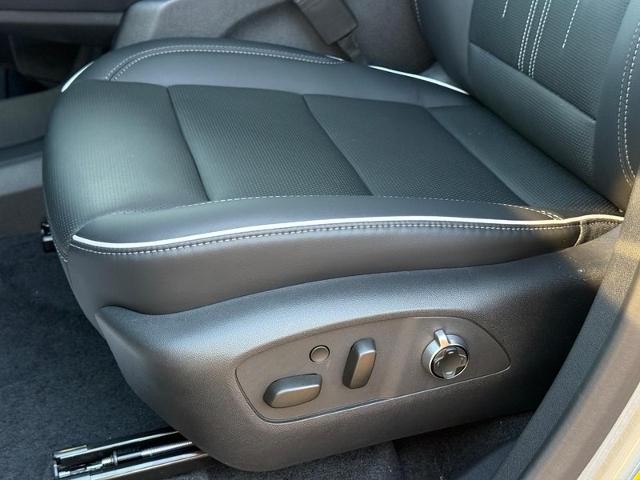2025 Buick Enclave Vehicle Photo in COLUMBIA, MO 65203-3903