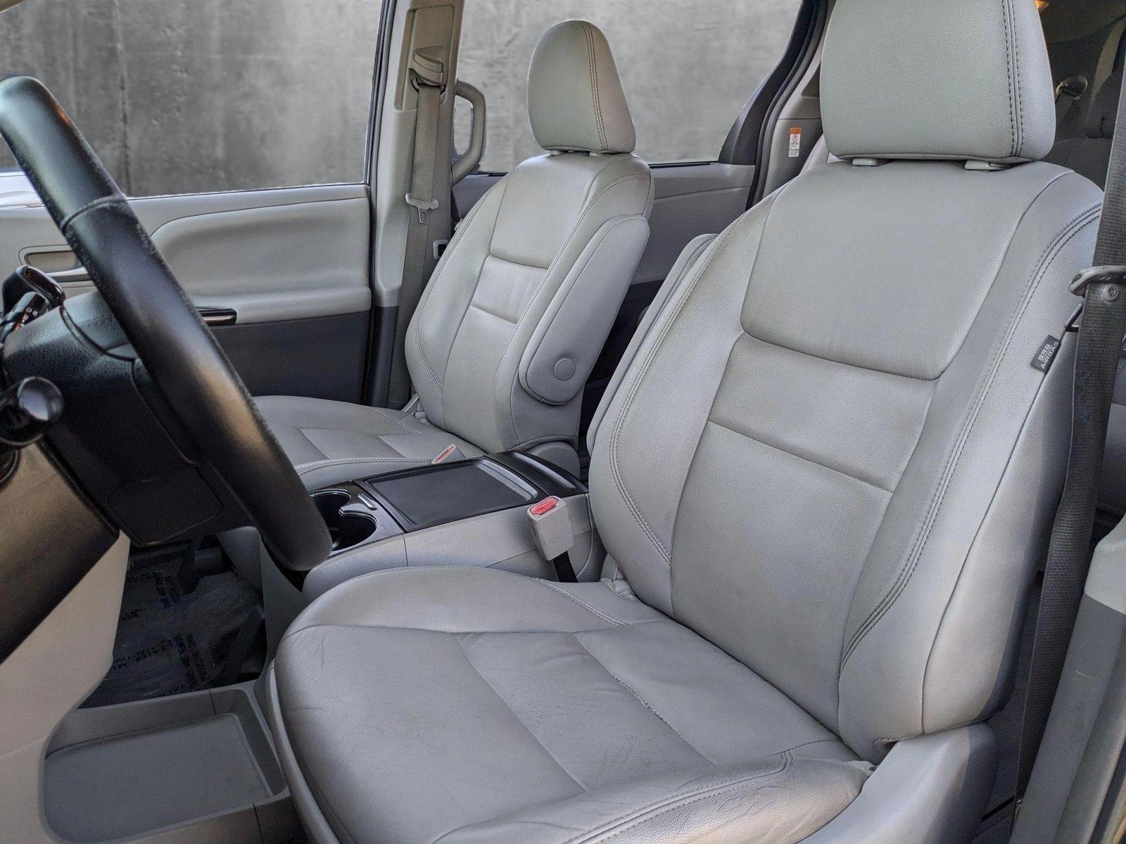2018 Toyota Sienna Vehicle Photo in VALENCIA, CA 91355-1705