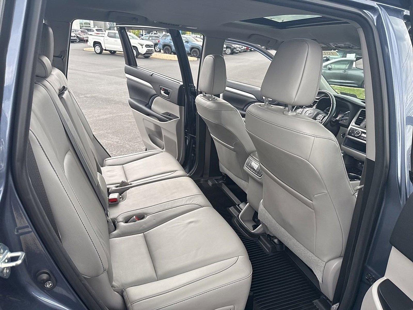 2018 Toyota Highlander Vehicle Photo in Harrisburg, PA 17111
