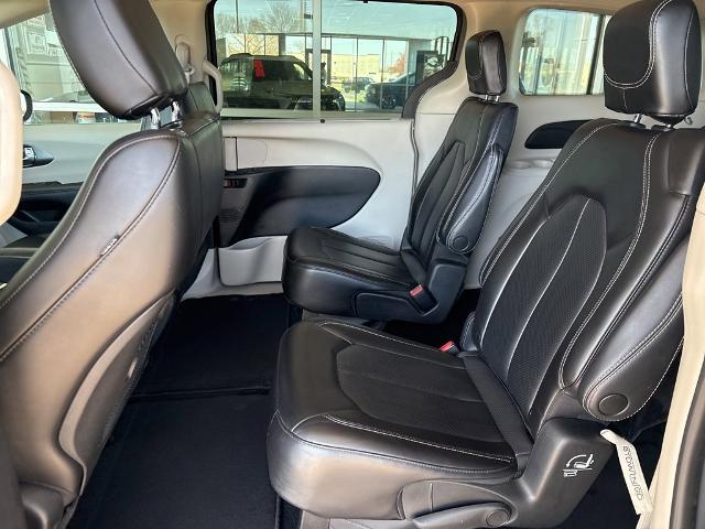 2023 Chrysler Pacifica Vehicle Photo in MANHATTAN, KS 66502-5036