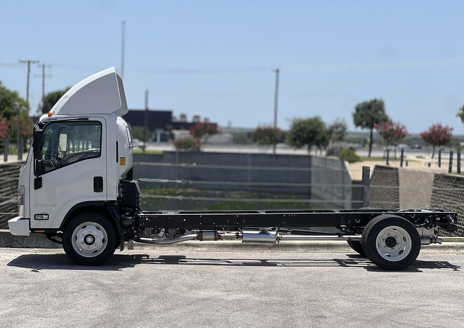 2025 Chevrolet Low Cab Forward 5500 XG Vehicle Photo in GEORGETOWN, TX 78626-7508