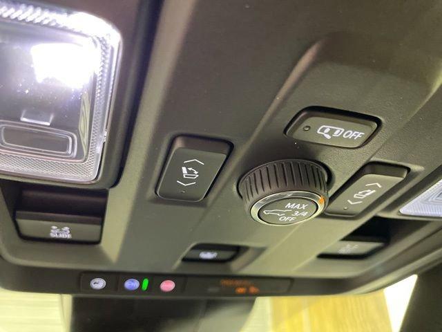 2025 Chevrolet Suburban Vehicle Photo in PHOENIX, AZ 85014-3381