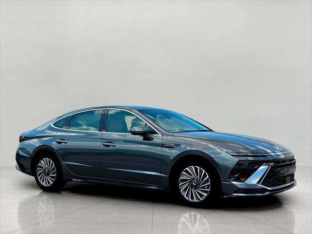 2025 Hyundai SONATA Hybrid Vehicle Photo in Green Bay, WI 54304