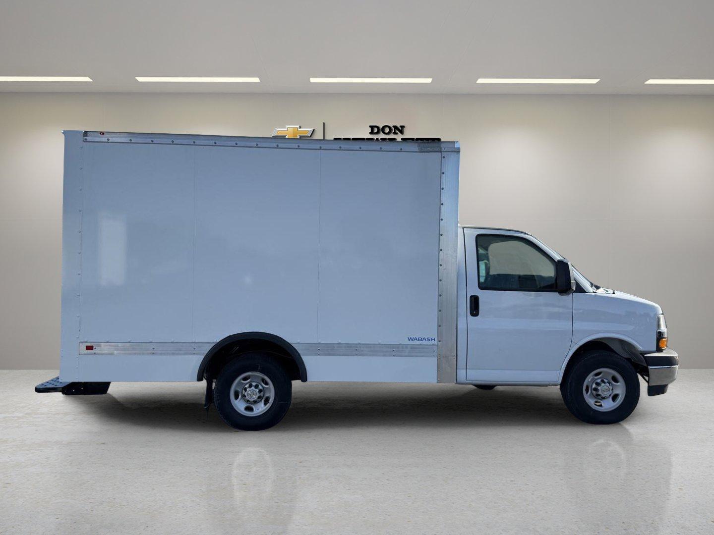 2024 Chevrolet Express Cutaway 3500 Vehicle Photo in GEORGETOWN, TX 78626-7508