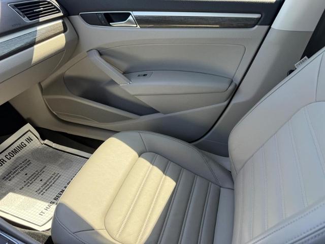 2016 Volkswagen Passat Vehicle Photo in COLUMBIA, MO 65203-3903