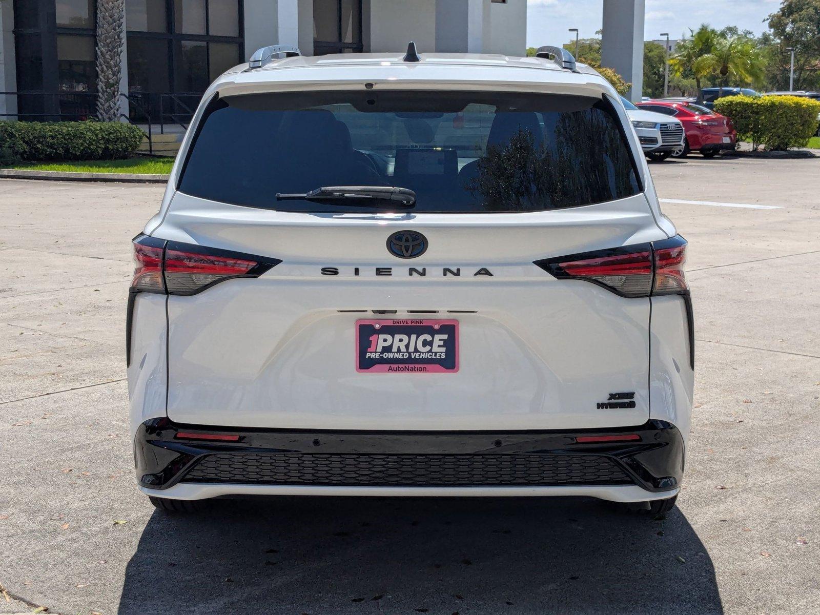 2022 Toyota Sienna Vehicle Photo in Pembroke Pines , FL 33084