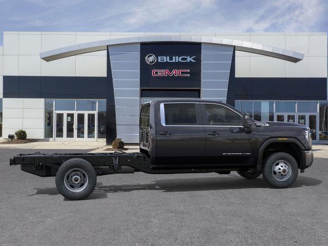 2025 GMC Sierra 3500 HD Chassis Cab Vehicle Photo in DANBURY, CT 06810-5034