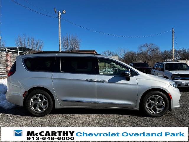 Used 2023 Chrysler Pacifica Limited with VIN 2C4RC1GG8PR553826 for sale in Kansas City