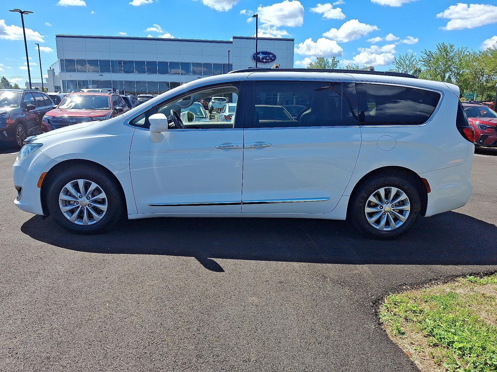 2017 Chrysler Pacifica Vehicle Photo in Easton, PA 18045