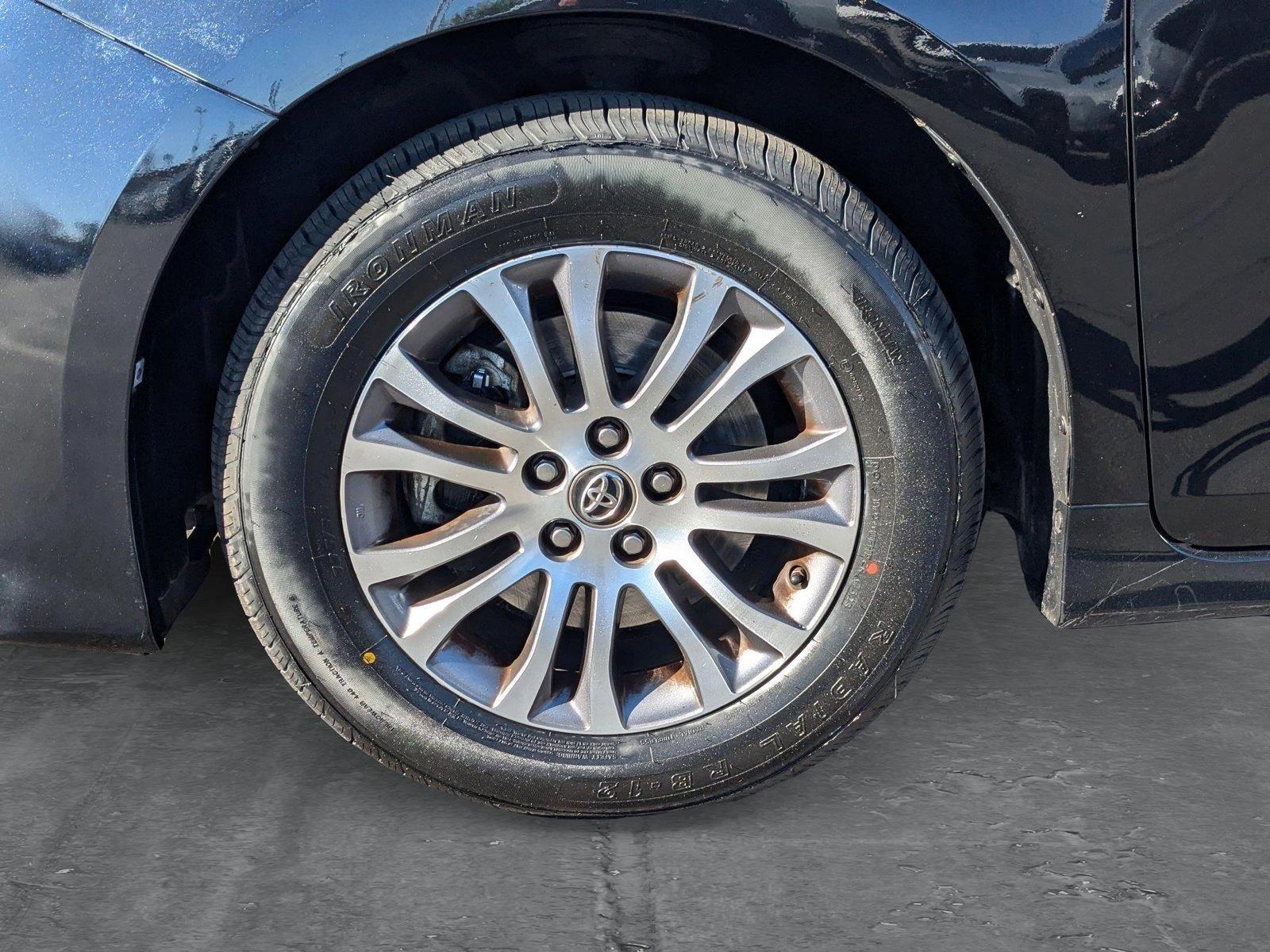 2018 Toyota Sienna Vehicle Photo in VALENCIA, CA 91355-1705
