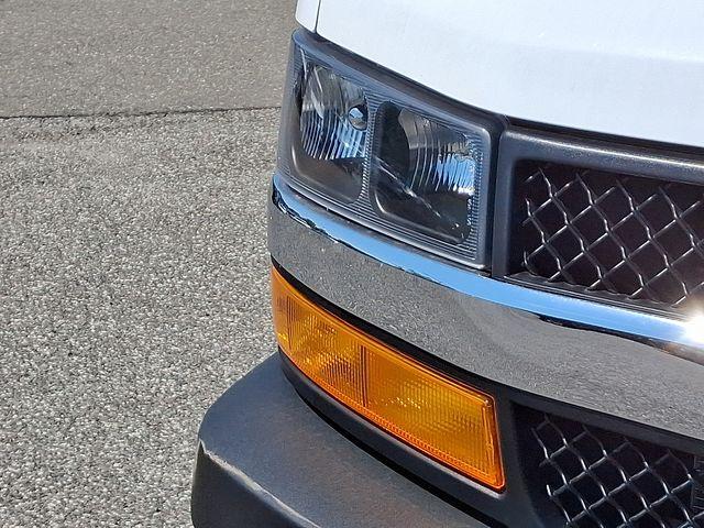 2025 Chevrolet Express Cutaway 3500 Vehicle Photo in DANBURY, CT 06810-5034
