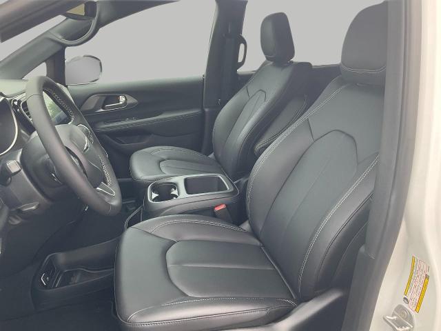 2025 Chrysler Pacifica Vehicle Photo in Kaukauna, WI 54130