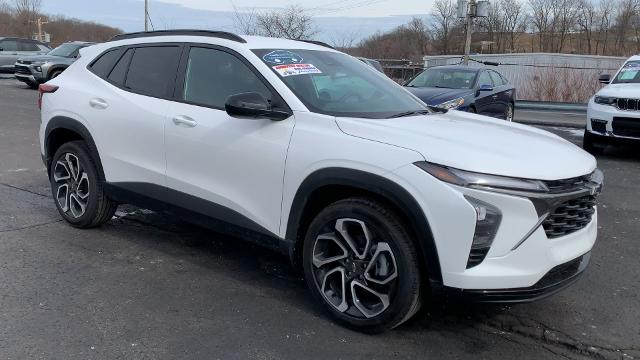 2025 Chevrolet Trax Vehicle Photo in MOON TOWNSHIP, PA 15108-2571