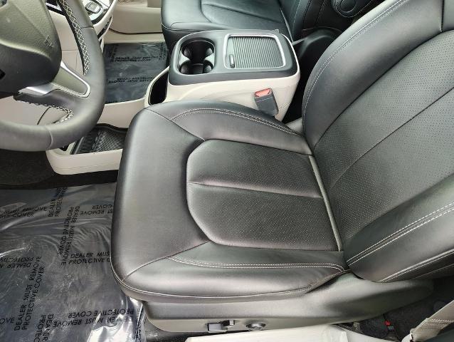 2024 Chrysler Pacifica Vehicle Photo in GREEN BAY, WI 54304-5303