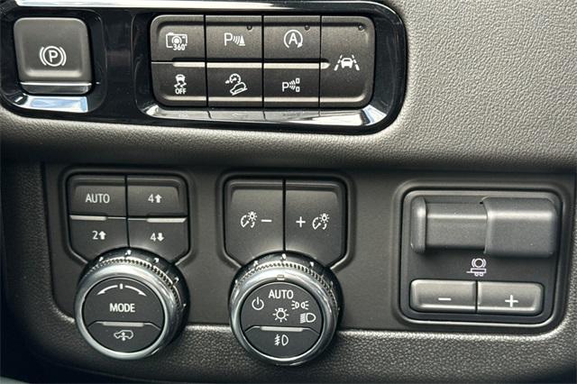 2025 GMC Yukon XL Vehicle Photo in ELK GROVE, CA 95757-8703