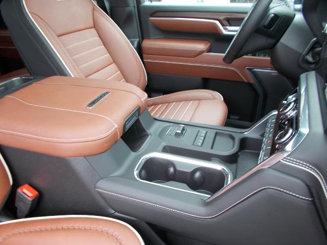 2025 GMC Sierra 2500 HD Vehicle Photo in LOWELL, MA 01852-4336
