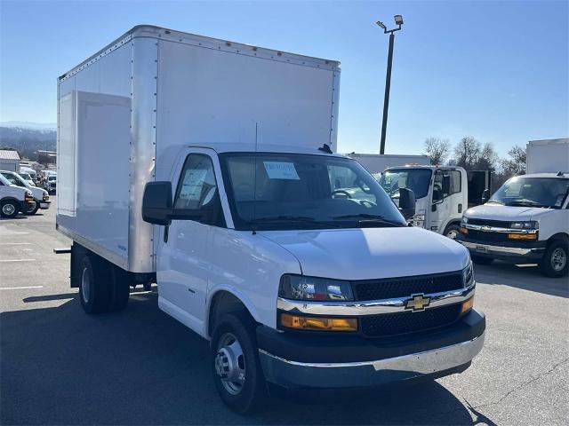 2024 Chevrolet Express Cutaway 3500 Vehicle Photo in ALCOA, TN 37701-3235