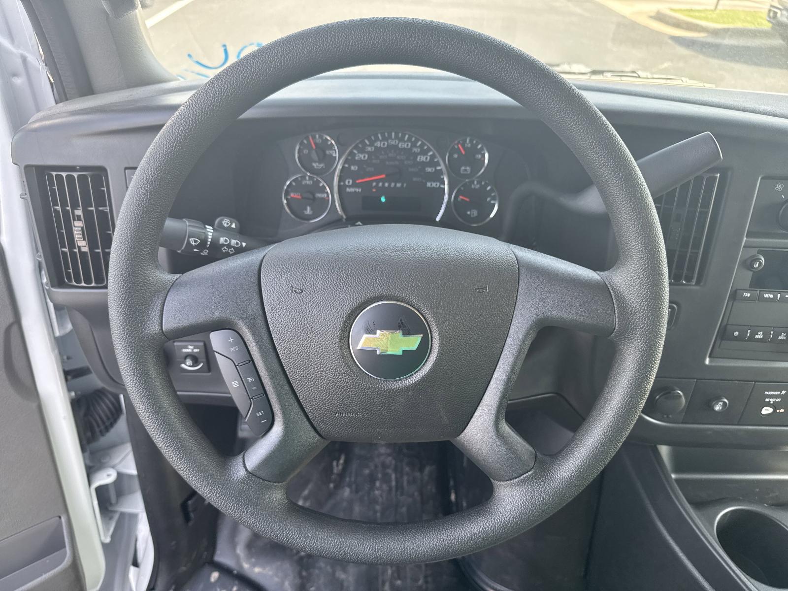 2025 Chevrolet Express Cutaway 3500 Vehicle Photo in GEORGETOWN, TX 78626-7508