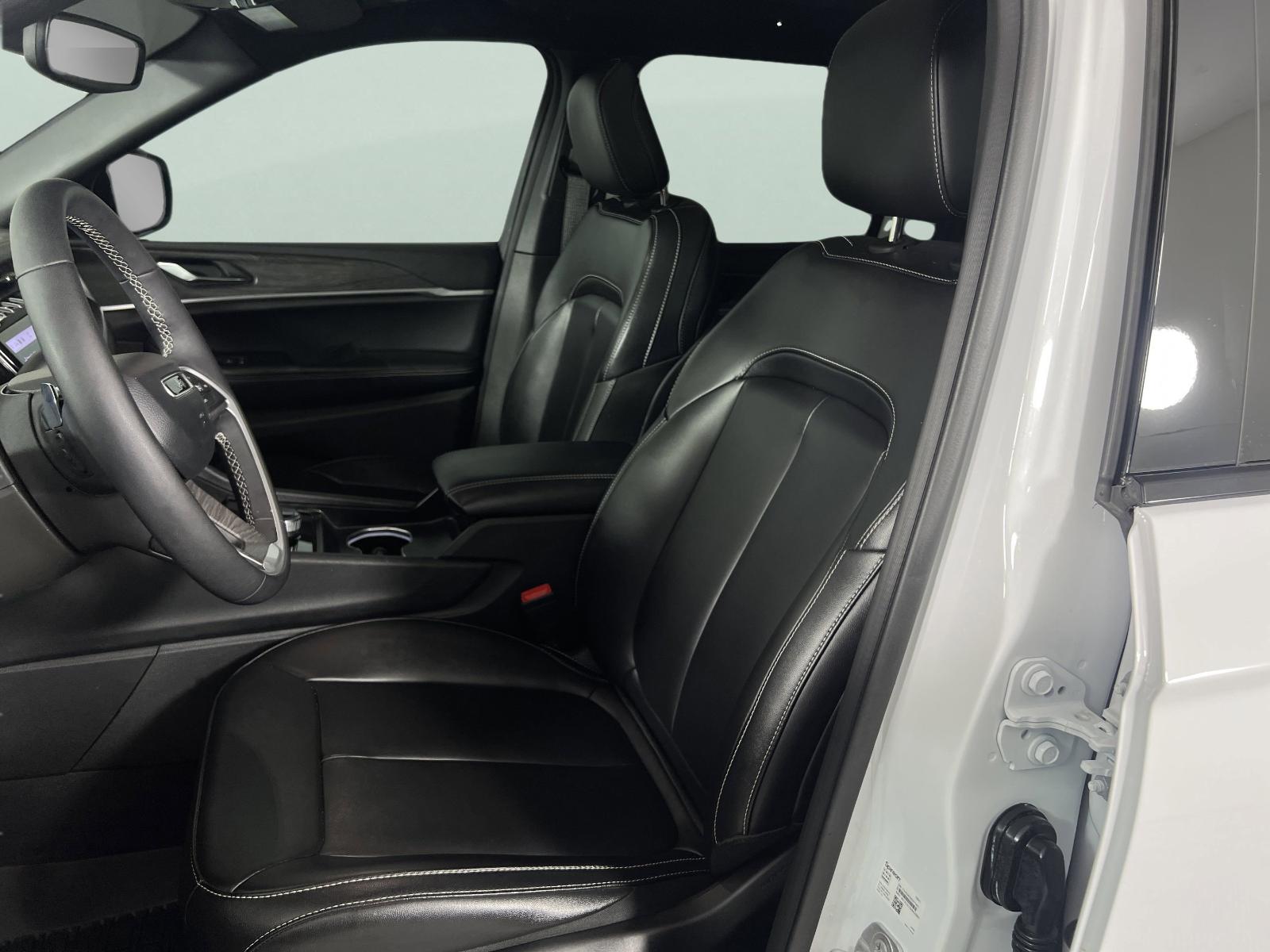 2024 Jeep Grand Cherokee L Vehicle Photo in GEORGETOWN, TX 78626-7508