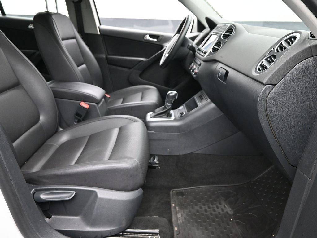 2017 Volkswagen Tiguan Vehicle Photo in Marion, IA 52302