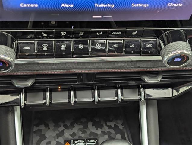 2024 Chevrolet Colorado Vehicle Photo in ENGLEWOOD, CO 80113-6708
