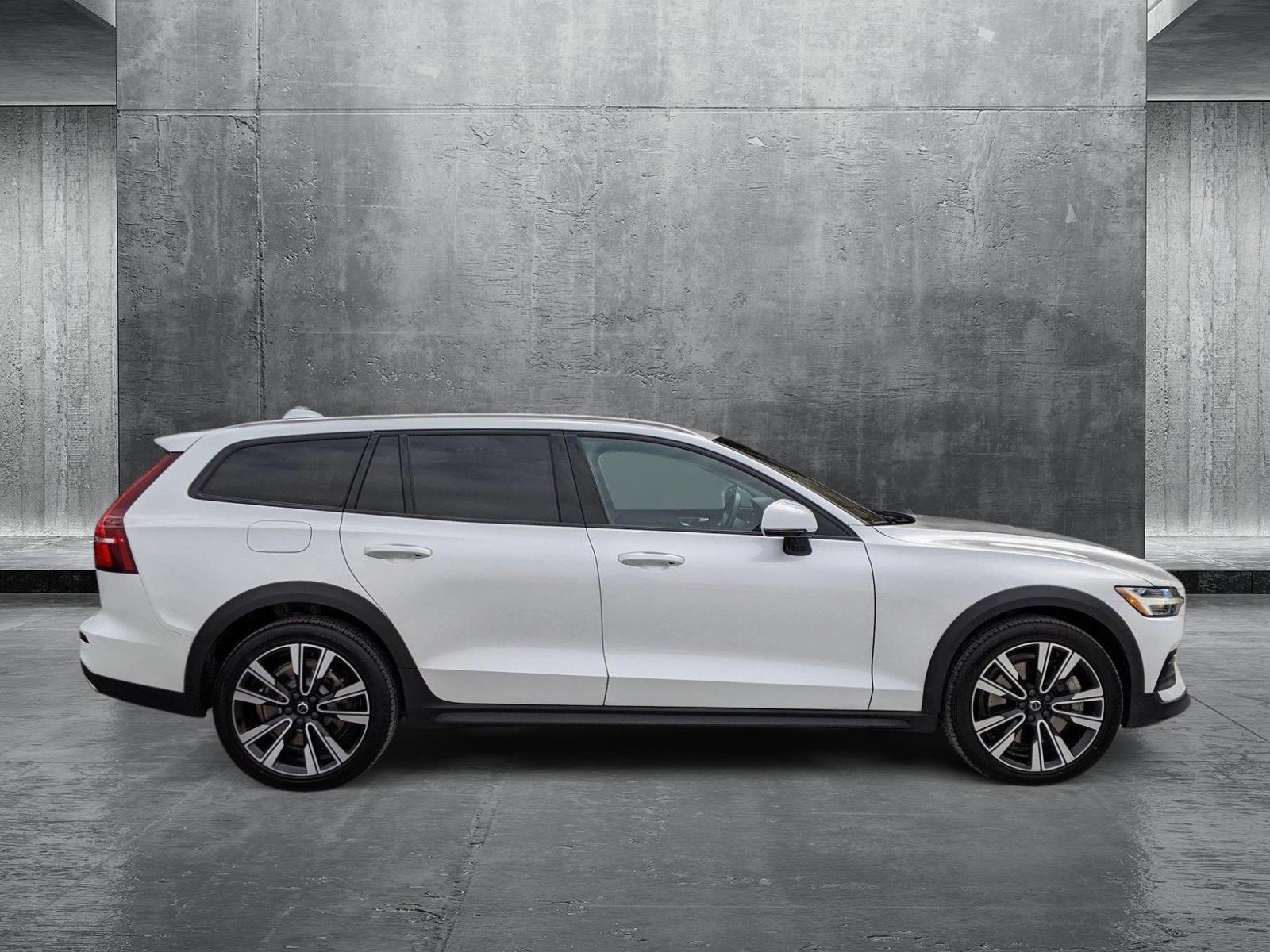 2020 Volvo V60 Cross Country Vehicle Photo in Cockeysville, MD 21030