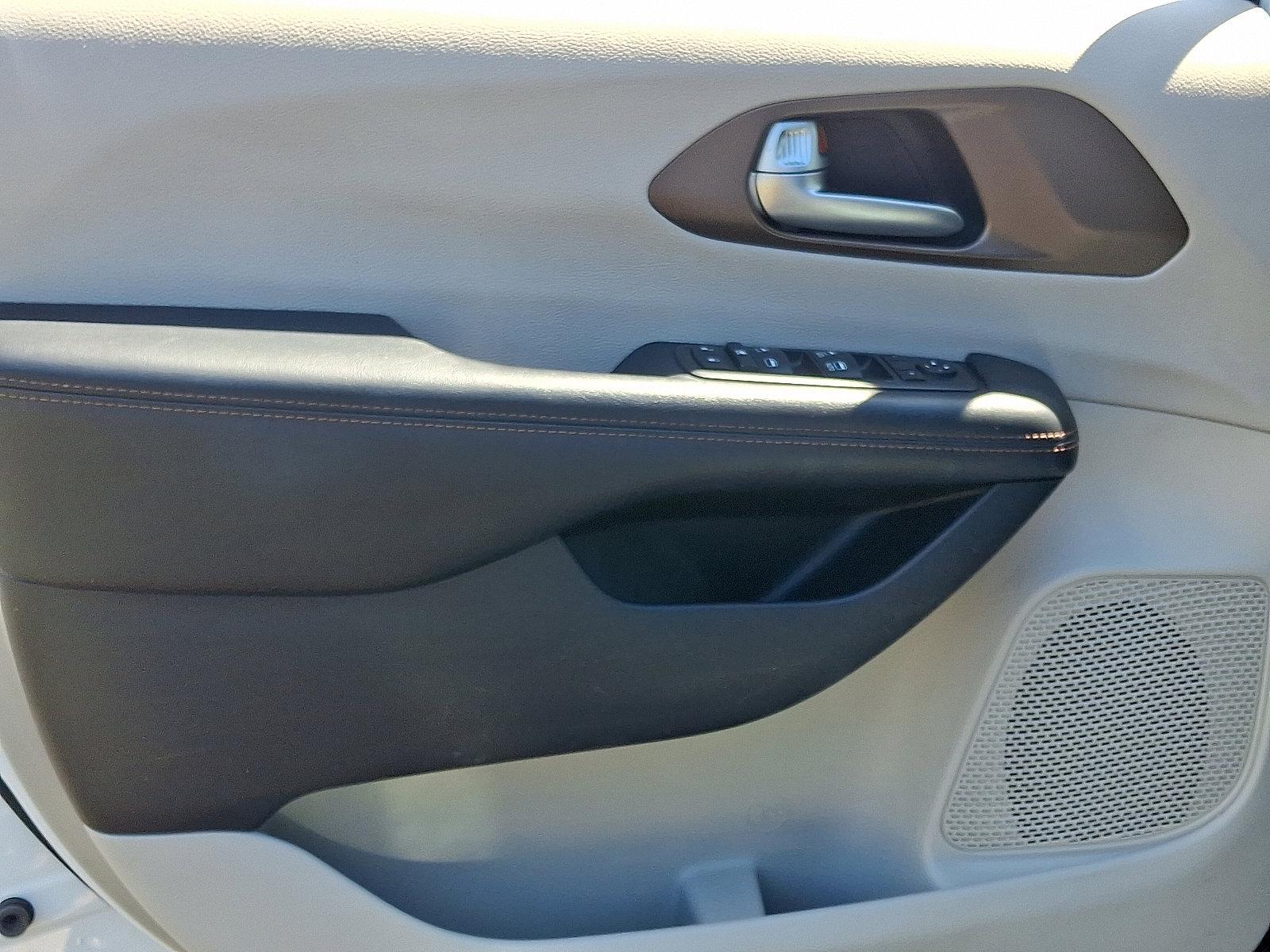 2017 Chrysler Pacifica Vehicle Photo in Easton, PA 18045