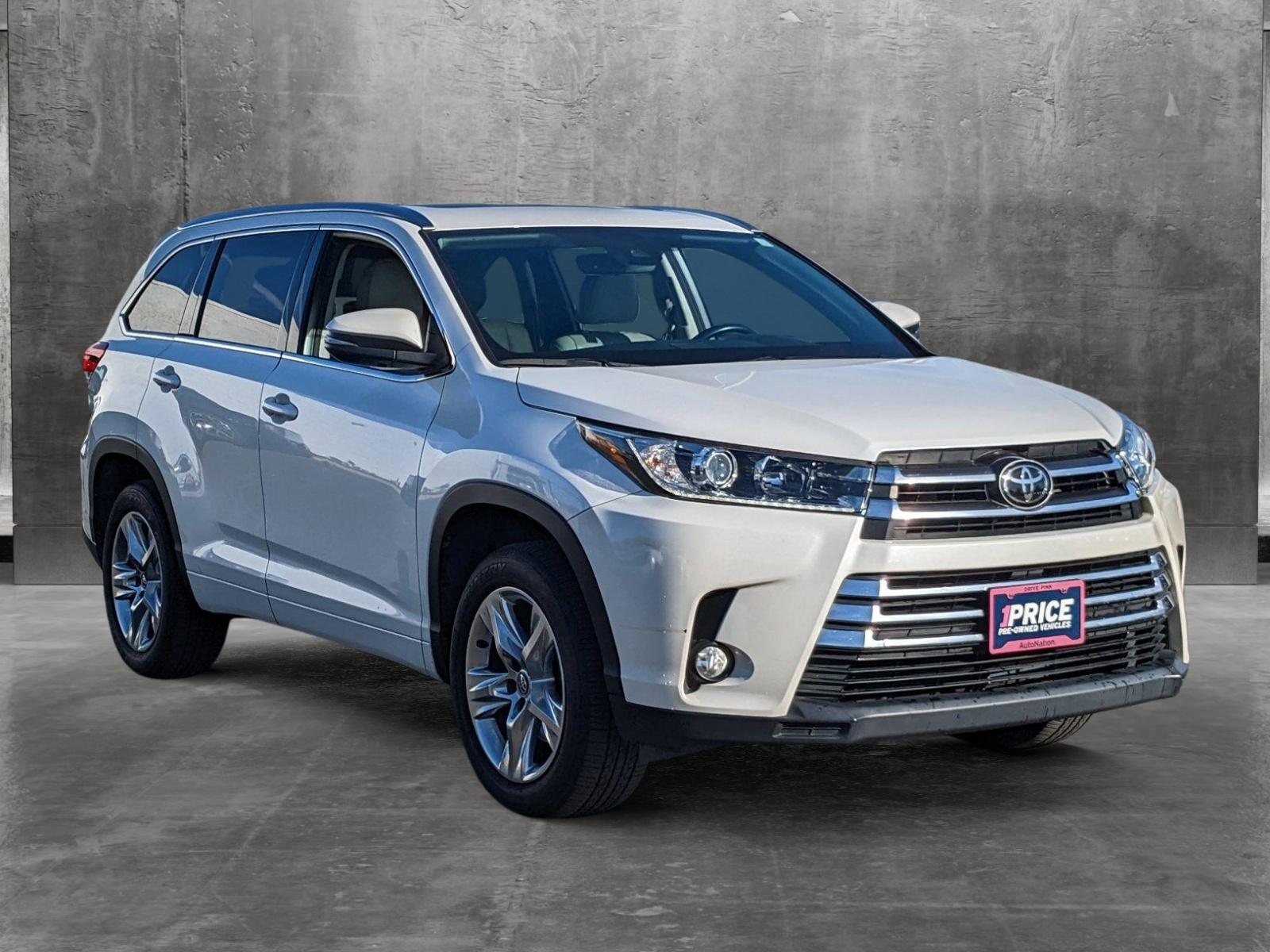 2017 Toyota Highlander Vehicle Photo in VALENCIA, CA 91355-1705