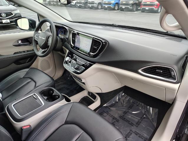 2024 Chrysler Pacifica Vehicle Photo in GREEN BAY, WI 54304-5303