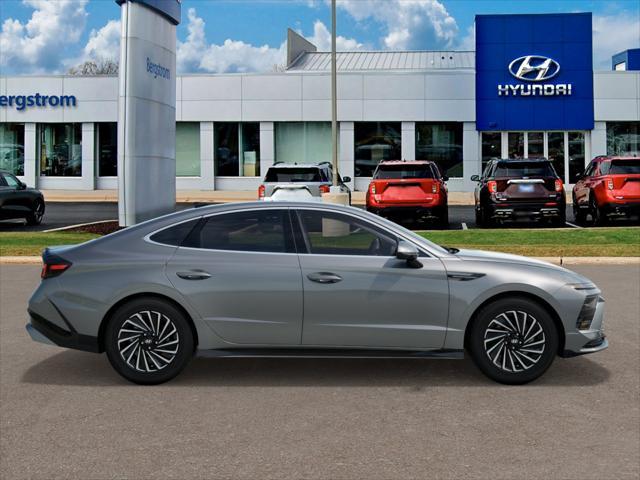 2025 Hyundai SONATA Hybrid Vehicle Photo in Green Bay, WI 54304