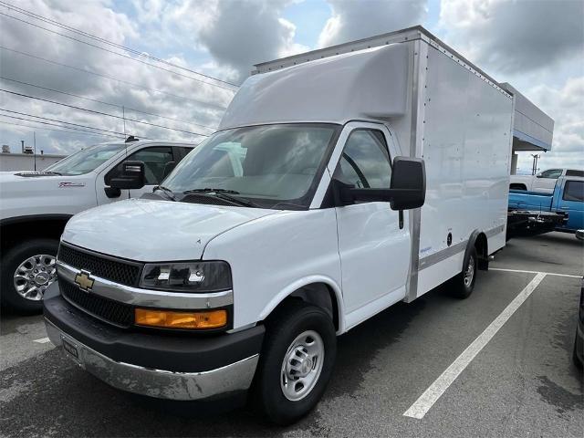 2024 Chevrolet Express Cutaway 3500 Vehicle Photo in ALCOA, TN 37701-3235