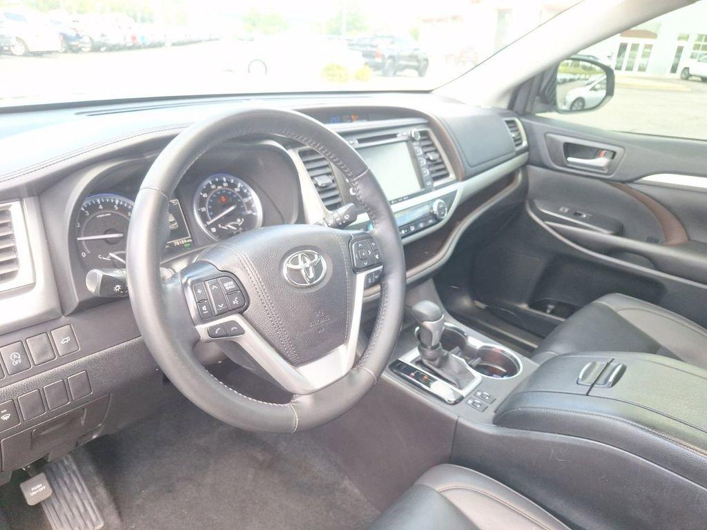 2019 Toyota Highlander Vehicle Photo in Marion, IA 52302